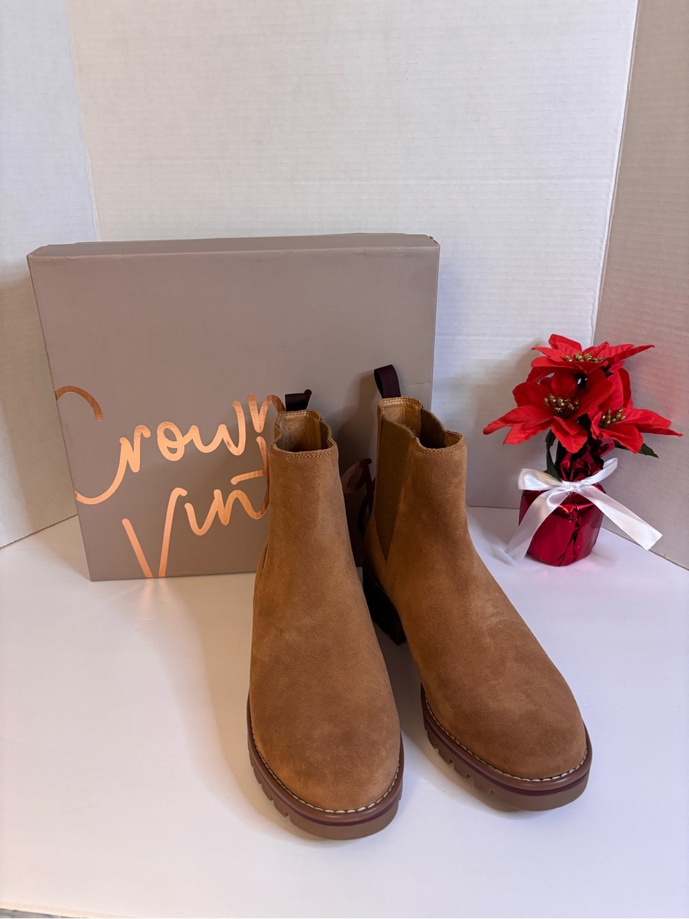 Crown Vintage Tan Suede Chelsea Boots Women's Size 8.5 NIB Brand New